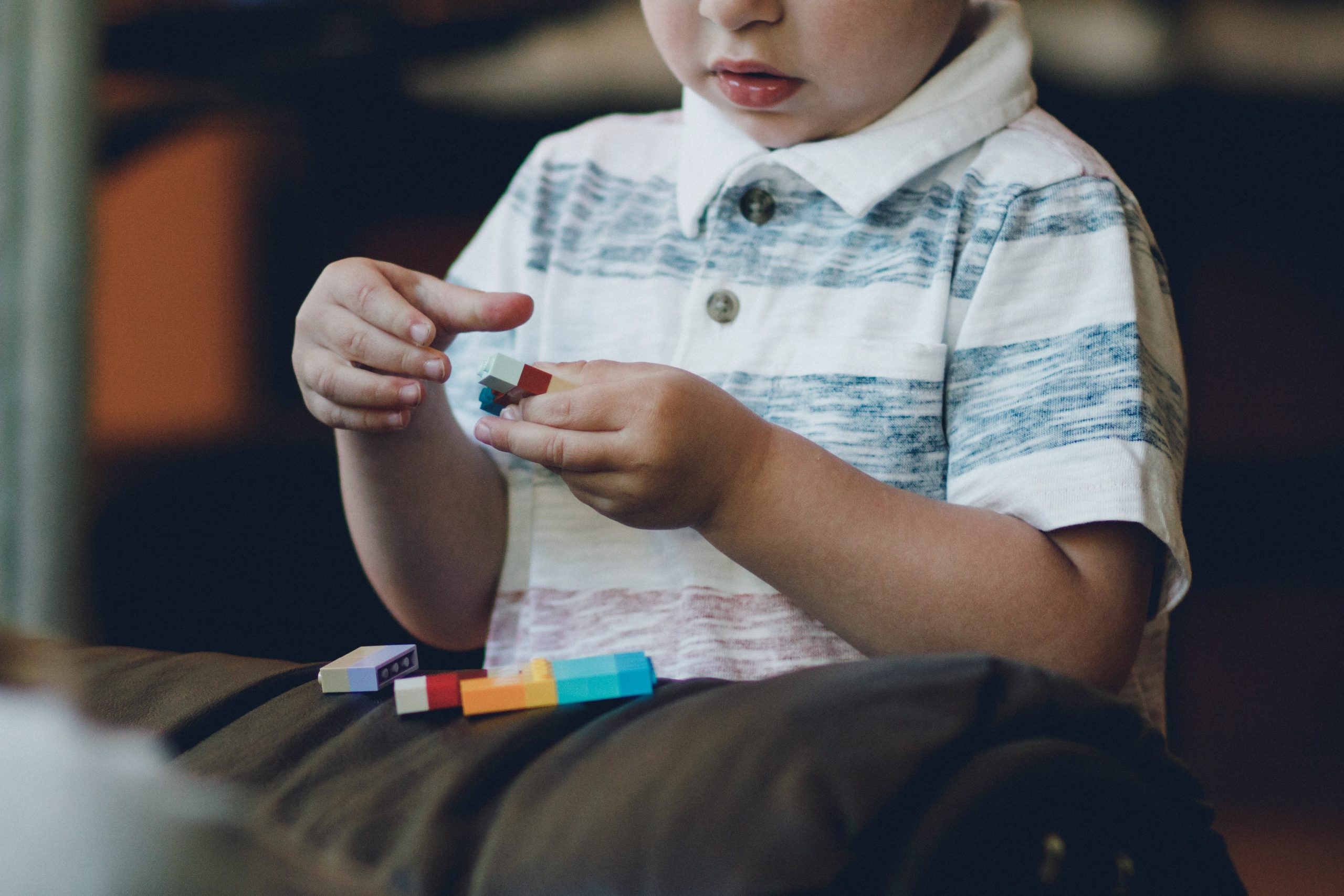 Bambino gioca infanzia