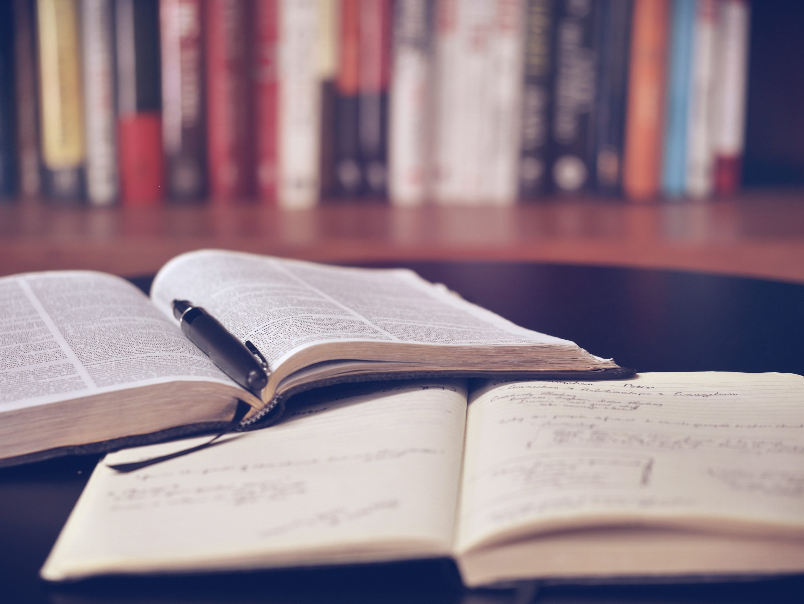Libri e quaderni di studio sul tavolo