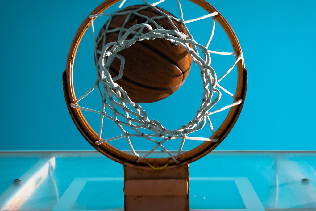 Pallone da basket entra nel canestro