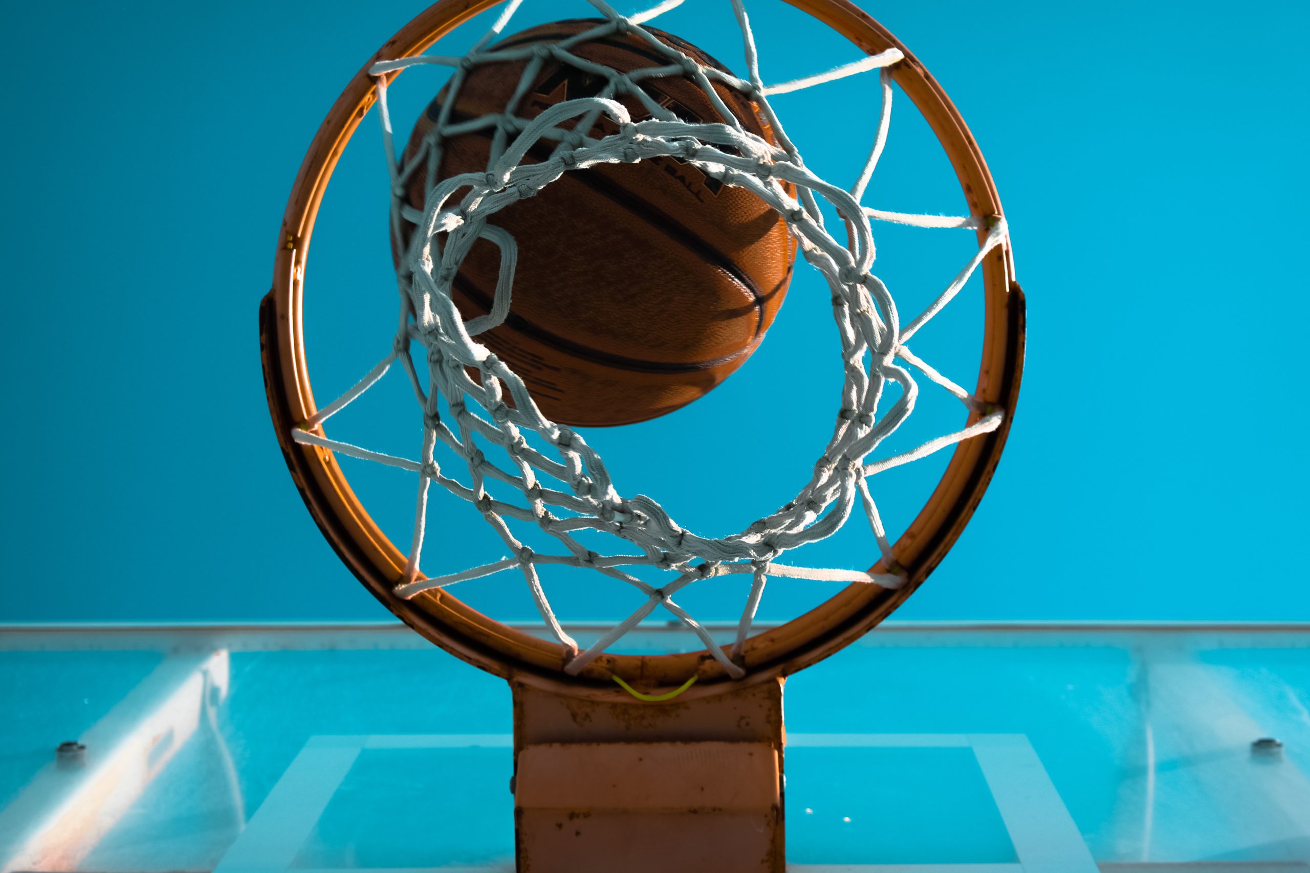 Pallone da basket entra nel canestro
