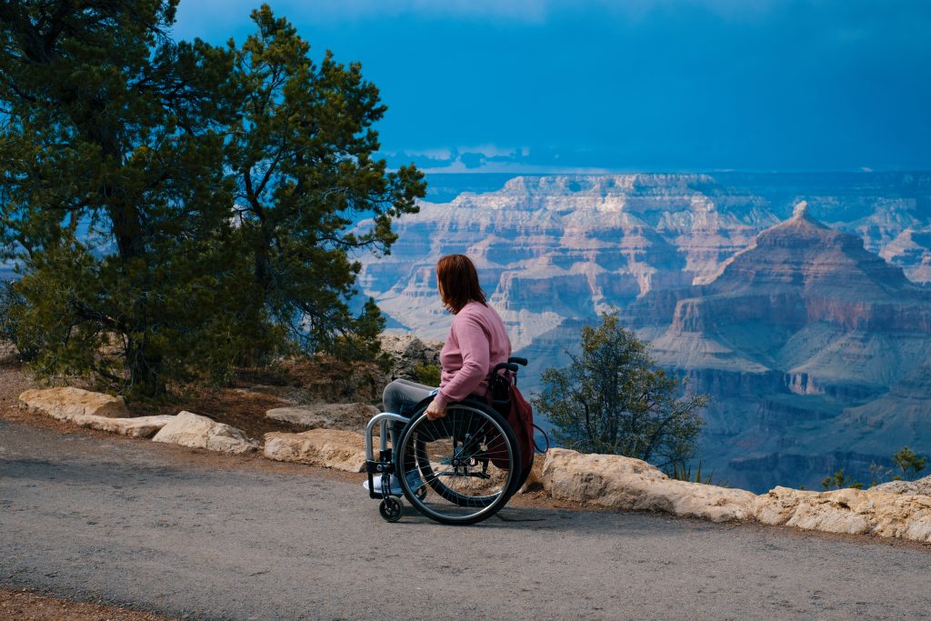 Donna su sedia a rotelle guarda il panorama