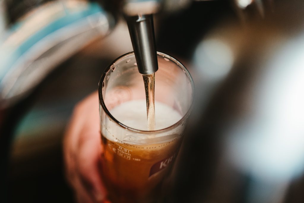 Birra versata in bicchiere