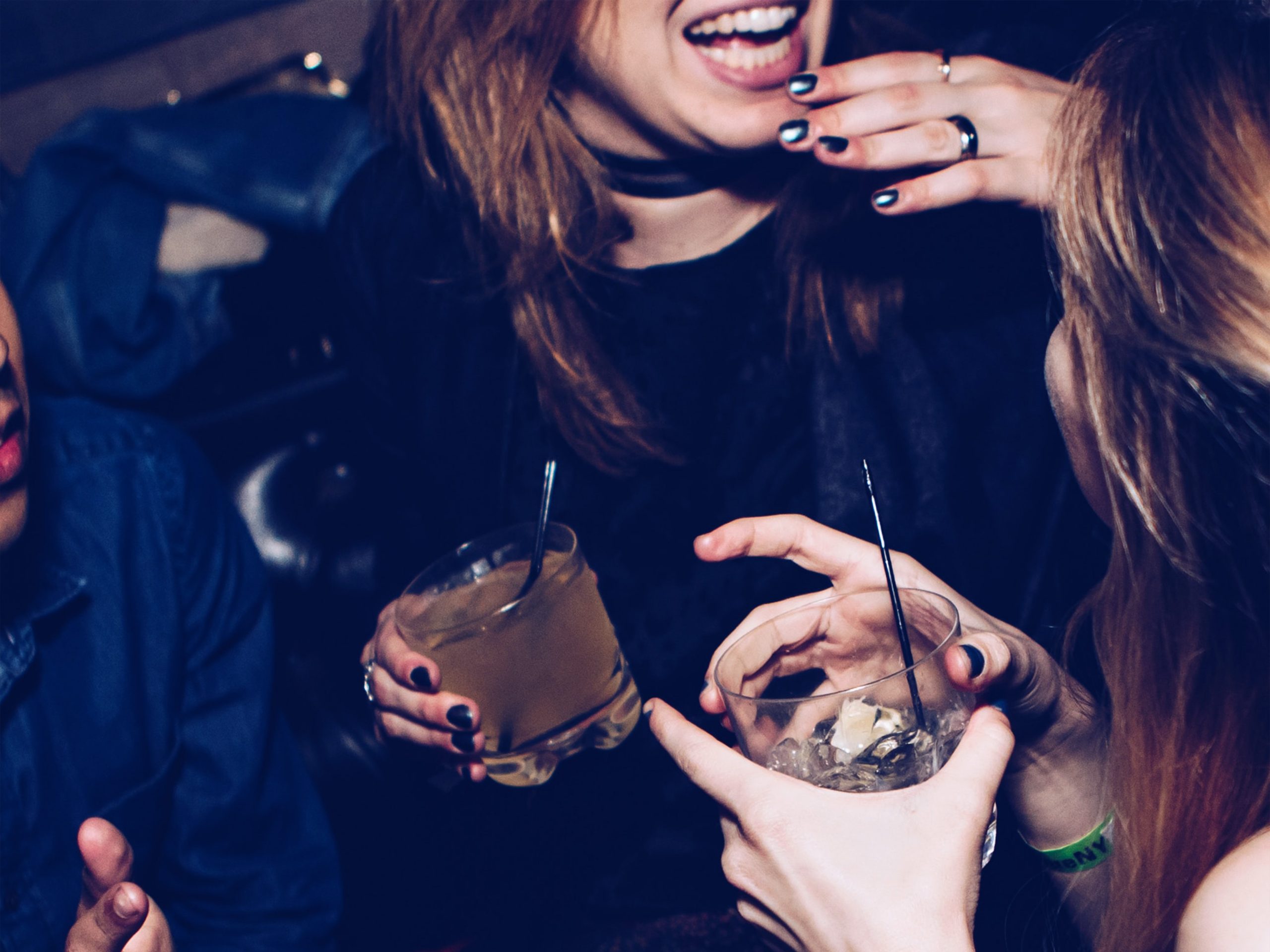 Ragazze si divertono bevendo un drink