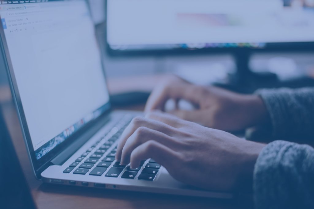 Persona effettua ricerche al computer