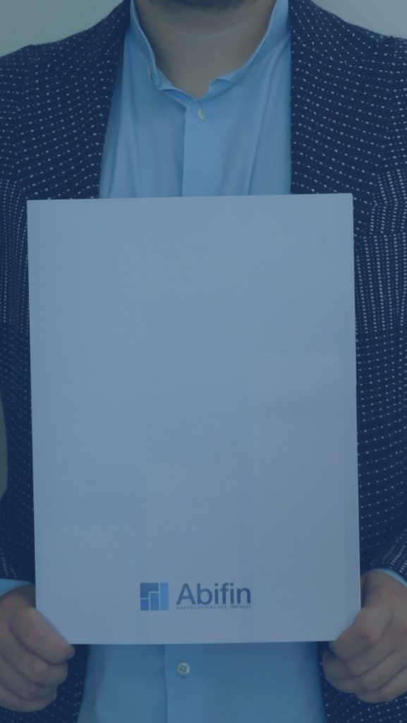 Uomo elegante tiene in mano una cartellina