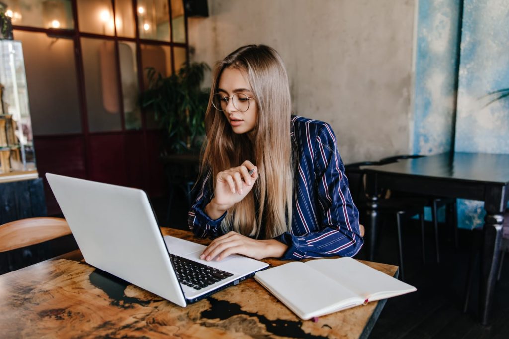 Leggere contenuti di finanza al pc