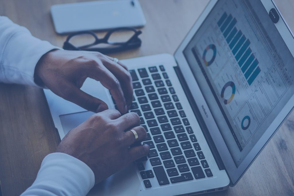Persona fa ricerche sulla finanza al pc
