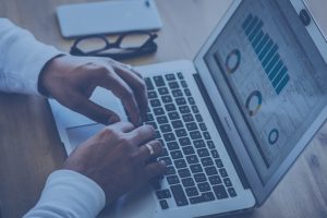 Persona fa ricerche sulla finanza al pc