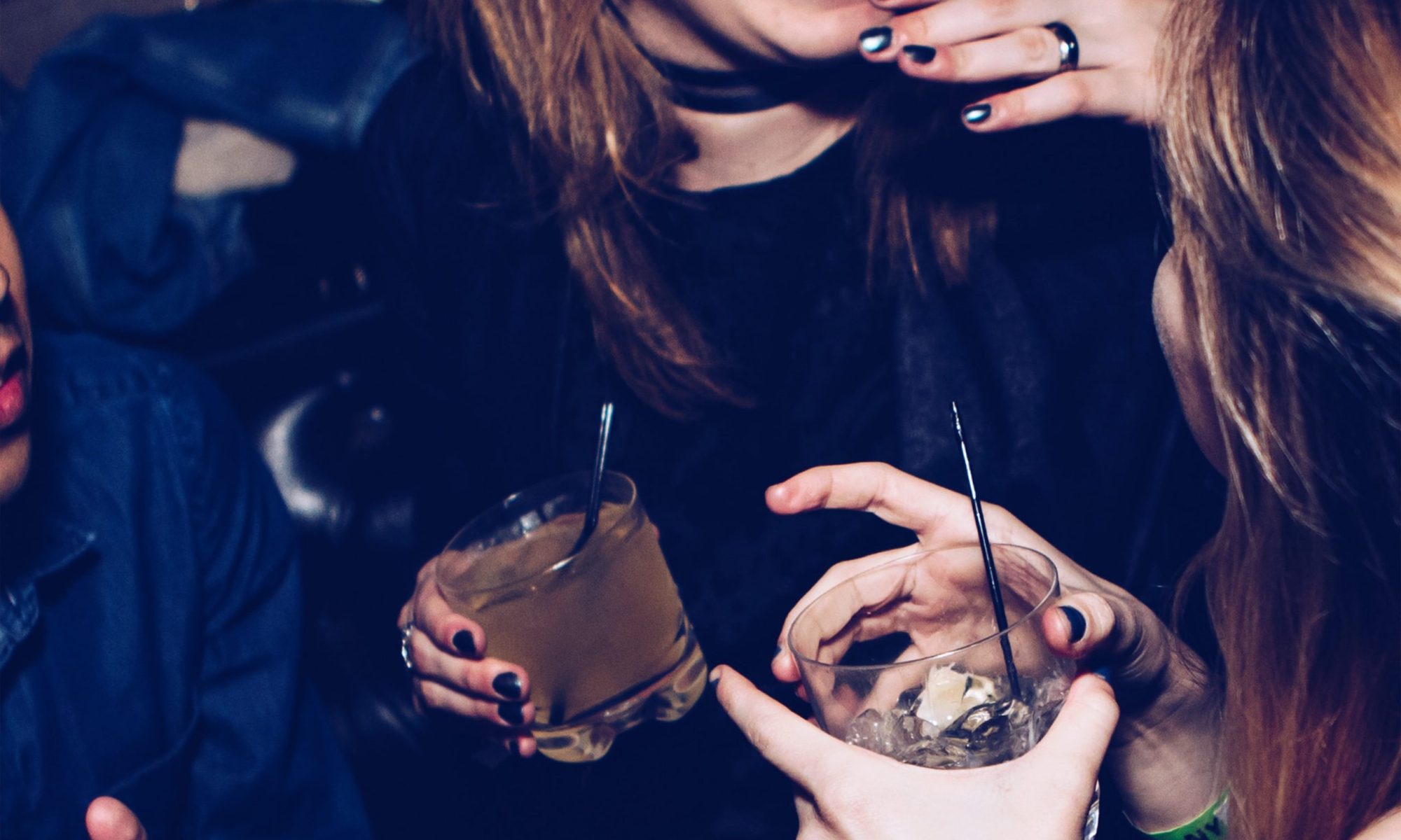 Ragazze si divertono bevendo un drink